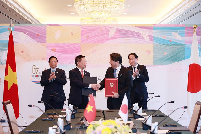 Thủ tướng Phạm Minh Chính và Thủ tướng Nhật Bản Kishida Fumio chứng kiến hai bên trao đổi văn bản ký kết 3 dự án hợp tác ODA với tổng trị giá 61 tỷ Yên