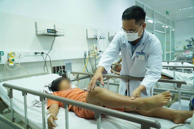 Trẻ bị ngộ độc botulinum sau khi ăn chả lụa từ người bán dạo - Ảnh: Bệnh viện cung cấp