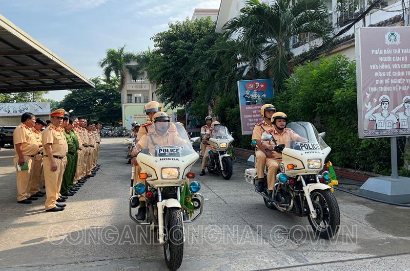 Lực lượng Cảnh sát giao thông Công an tỉnh Đồng Nai phát lệnh ra quân đảm bảo TT- ATGT trên các tuyến đường.