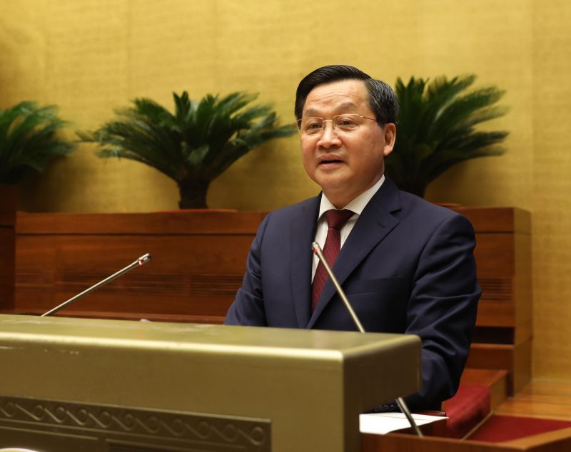 Phó Thủ tướng Lê Minh Khái trình bày Báo cáo của Chính phủ đánh giá bổ sung kết quả thực hiện kế hoạch phát triển KTXH và NSNN năm 2022; tình hình thực hiện kế hoạch KTXH và NSNN những tháng đầu năm 2023. Ảnh VGP