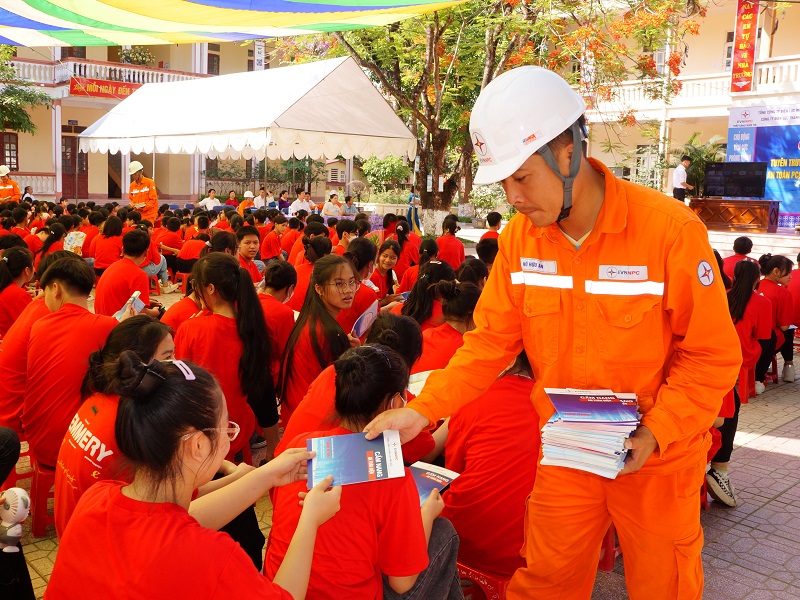 Công ty Điện lực Thanh Hóa phát cẩm nang an toàn điện cho học sinh trong sự kiện tuyên truyền bảo vệ an toàn hành lang lưới điện, phòng chống cháy nổ tai nạn điện trong dân tại trường học