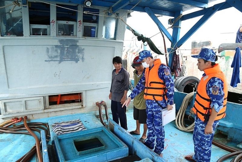 Lực lượng Cảnh sát biển kiểm tra số dầu DO đang vận chuyển trên tàu