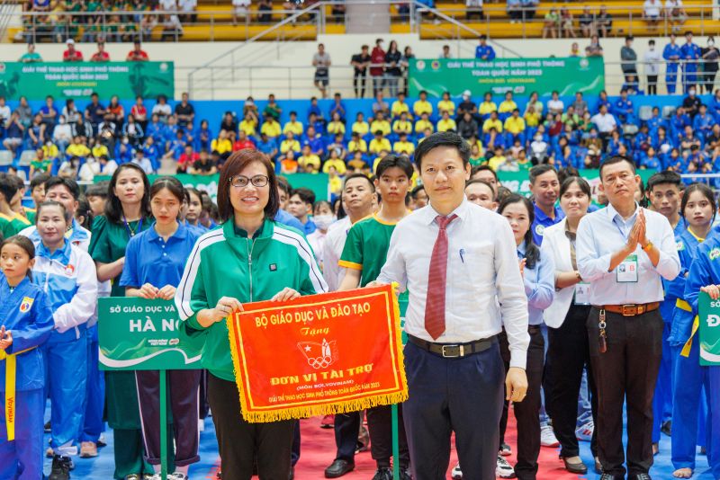 Ông Nguyễn Thanh Đề, Vụ trưởng Vụ Giáo dục thể chất, Bộ Giáo dục và Đào tạo trao cờ lưu niệm cho đại diện nhà tài trợ