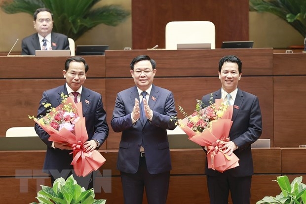 Chủ tịch Quốc hội Vương Đình Huệ chúc mừng tân Chủ nhiệm Ủy ban Tài chính-Ngân sách của Quốc hội Lê Quang Mạnh (bên trái) và tân Bộ trưởng Bộ Tài nguyên và Môi trường Đặng Quốc Khánh (bên phải), nhiệm kỳ 2021-2026. (Ảnh: Doãn Tấn/TTXVN).
