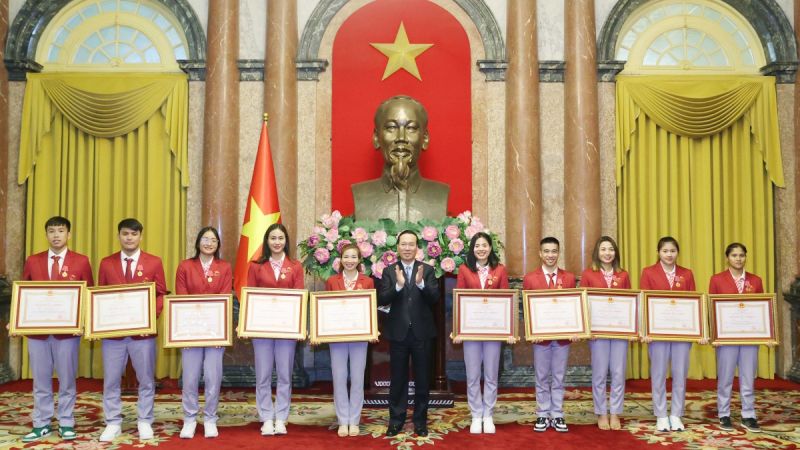 Chủ tịch nước Võ Văn Thưởng trao huân chương cho các vận động viên tiêu biểu