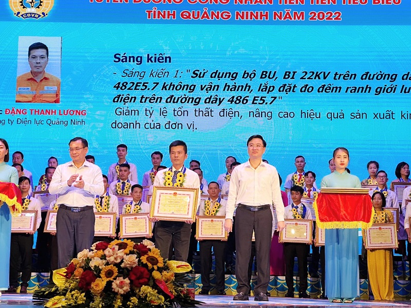 10Anh Đặng Thanh Lương - công nhân Điện lực TP Móng Cái (PC Quảng Ninh) được Liên đoàn Lao động tỉnh Quảng Ninh trao tặng danh hiệu “Công nhân tiên tiến tiêu biểu” cấp tỉnh năm 2022