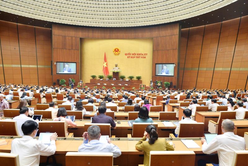 Bộ trưởng Bộ Tài chính Hồ Đức Phớc, thừa ủy quyền của Thủ tướng Chính phủ trình bày Báo cáo về công tác thực hành tiết kiệm, chống lãng phí năm 2022