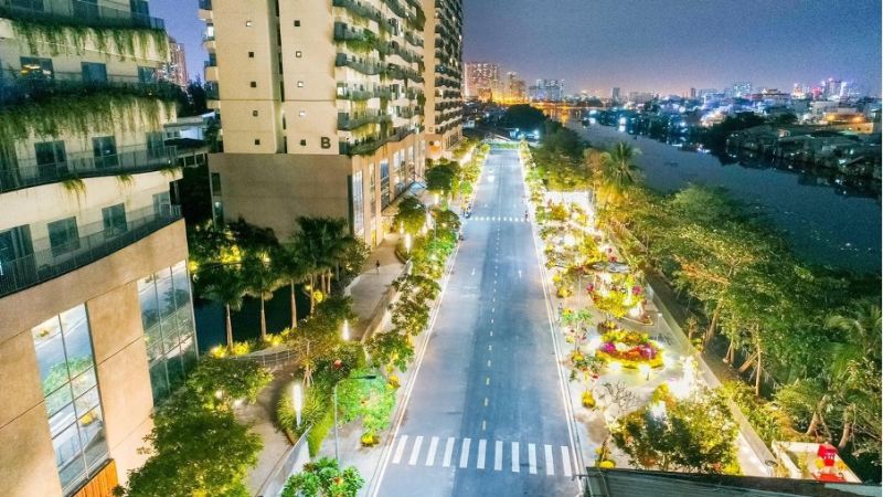 “Công viên bền vững” với hàng nghìn cây xanh nằm cạnh bờ sông được trang trí các tiểu cảnh hoa và đèn tạo nên vẻ đẹp nên thơ giữa Sài Gòn đô hội
