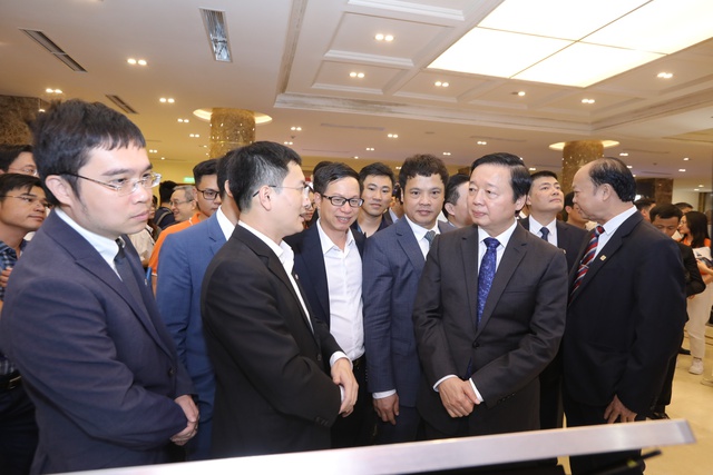 Phó Thủ tướng Trần Hồng Hà tham quan gian trưng bày về công nghệ chuyển đổi số tại Diễn đàn cấp cao chuyển đổi số Việt Nam-châu Á 2023