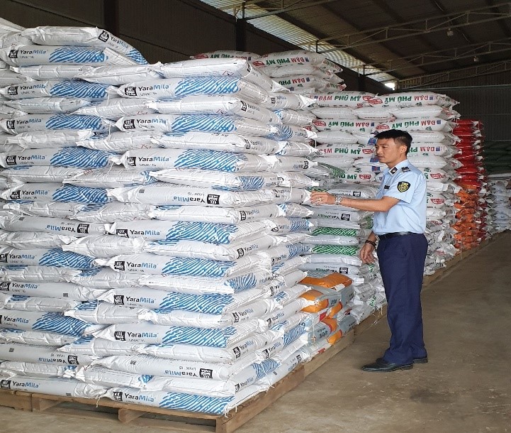 Lực lượng Quản lý thị trường tỉnh Đắk Nông kiểm tra phân bón tại cơ sở