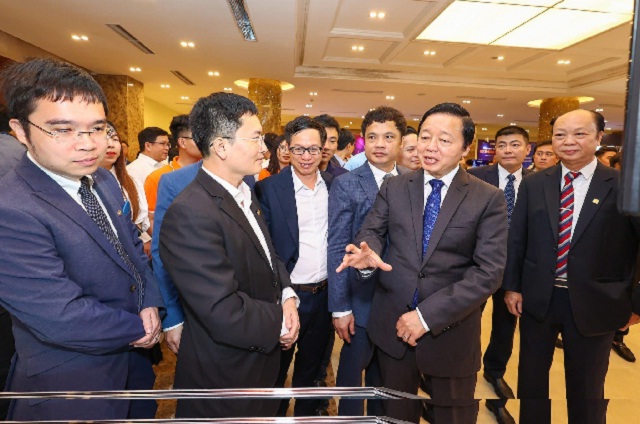 Phó thủ tướng Chính phủ Trần Hồng Hà (thứ 3 từ phải qua) đang trao đổi với các đại biểu tham dự Diễn đàn. Ảnh: VINASA