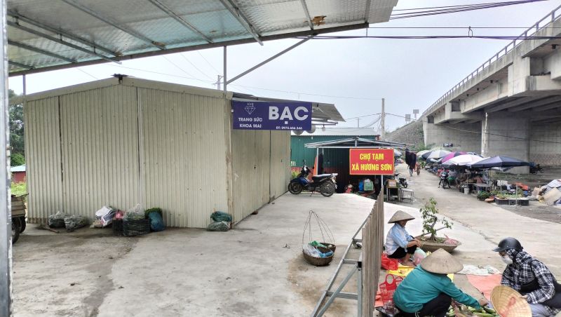 Do không có bãi đỗ xe cho các tiểu thương và người dân nên tận dụng ngay gầm cầu cao tốc để phương tiện