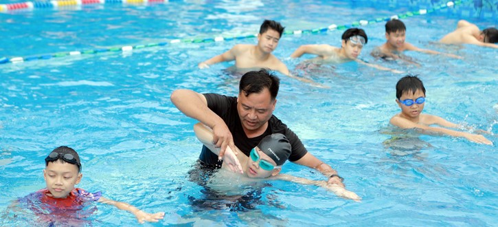 hơn 150 học sinh tiểu học và trung học cơ sở trên địa bàn đã được thực hành kỹ năng bơi lội, với sự hướng dẫn của huấn luyện viên