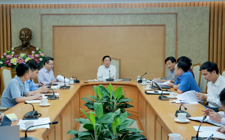 Phó Thủ tướng Trần Hồng Hà làm việc với các bộ ngành liên quan đến việc triển khai gói tín dụng 120.000 tỷ đồng (Ảnh: VGP)