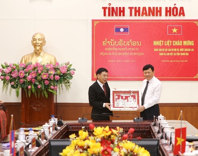 Thong-Chăn Mạ-ni-xay, Bộ trưởng Bộ Nội vụ nước CHDCND Lào và Nguyễn Văn Thi, Phó Chủ tịch Thường trực UBND tỉnh trao tặng cho nhau những món quà ý nghĩa.