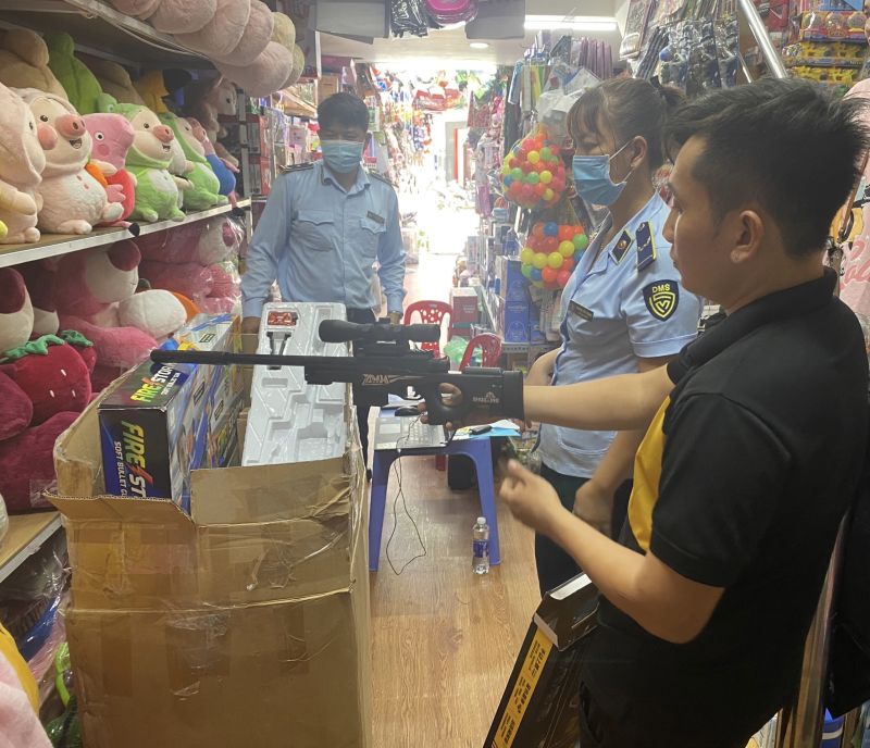 Sóc Trăng: Thu giữ nhiều đồ chơi trẻ em mang tính bạo lực