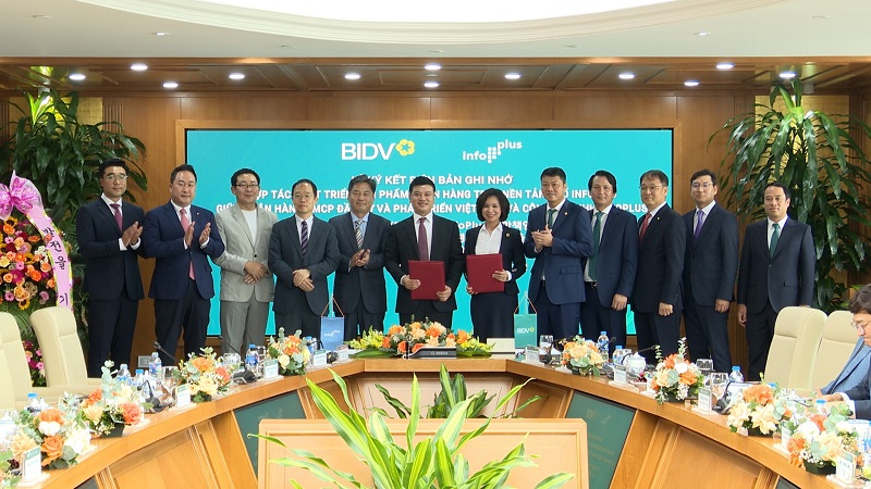 Bà Đỗ Thị Thanh Huyền - Giám đốc Ban Chính sách sản phẩm bán buôn - Đại diện BIDV và ông Kim Min Ho - Tổng Giám đốc InfoPlus ký kết Biên bản ghi nhớ