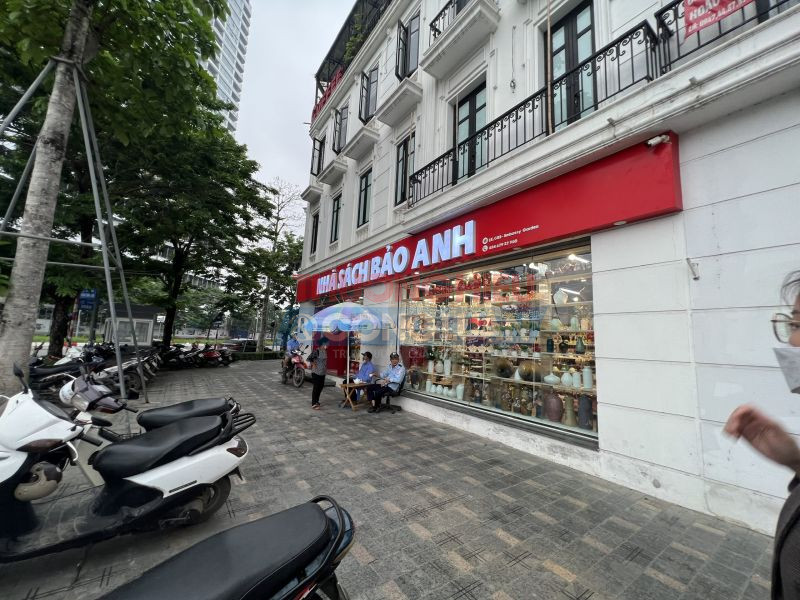 Đại diện nhà sách Bảo Anh thừa nhận: “Nhiều hàng hoá nhập khẩu không thể dán hết nhãn phụ Tiếng Việt”