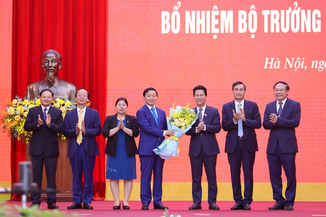 Phó Thủ tướng Trần Hồng Hà tặng hoa chúc mừng Bộ trưởng Đặng Quốc Khánh - Ảnh: VGP/Nhật Bắc
