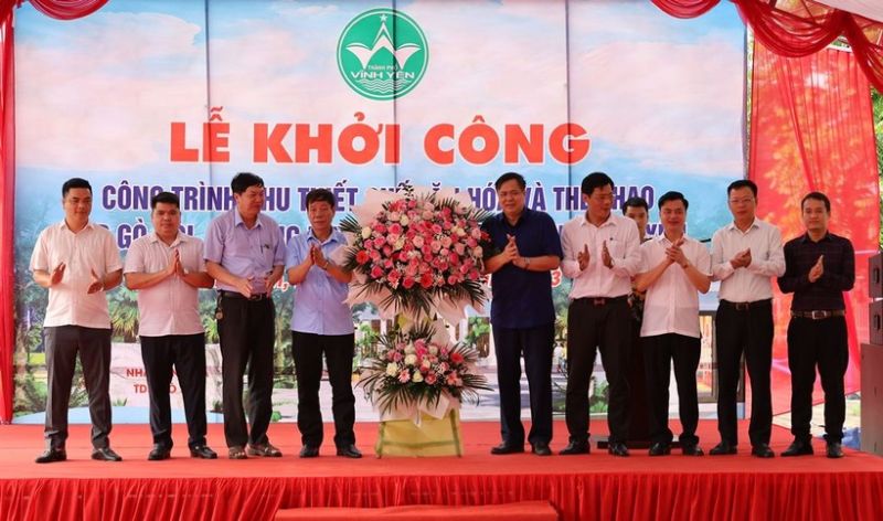 Lãnh đạo Thành phố Vĩnh Yên tặng hoa chúc mừng phường Định Trung