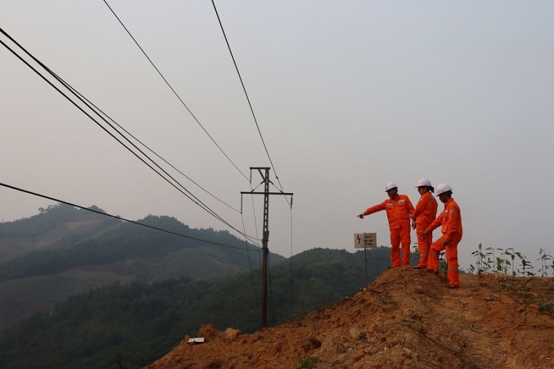 Cán bộ kỹ thuật của PC Hà Giang kiểm tra tiến độ các công trình cải tạo lưới điện
