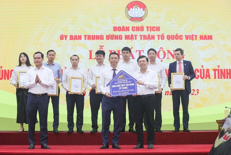 Phó Tổng giám đốc Phạm Đông Anh, đại diện TPBank trao ủng hộ 5 tỷ đồng tới Mặt trận Tổ quốc Việt Nam