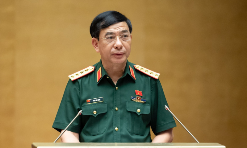Đại tướng Phan Văn Giang - Bộ trưởng Bộ Quốc phòng trình bày tờ trình tại phiên họp.