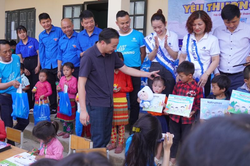Ông Nguyễn Tất Tùng – Chủ tịch HĐQT công ty Cổ phần XNK sữa và dinh dưỡng quốc tế Natrumax trao quà cho các em nhỏ
