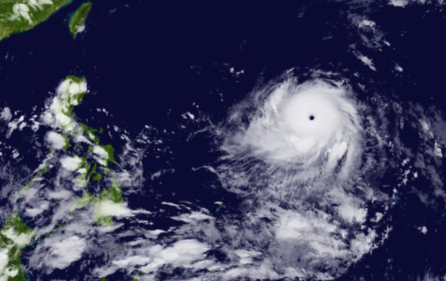 Cơn bão Mawar đã tăng cường sức mạnh lên cấp độ 5 ở Đại Tây Dương trong khi di chuyển về phía Philippines