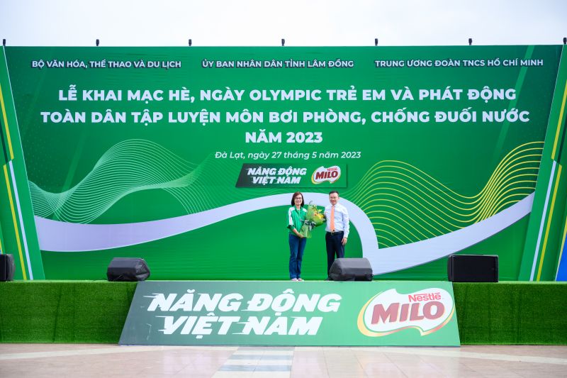 [_Hình ảnh hỗ trợ đưa trong bài] Ông Nguyễn Hồng Minh, Tổng cục phó, Tổng cục TDTT tặng hoa cho bà Trần Thị Chính, đại diện Nestlé MILO vì sự chung tay thúc đẩy các chương trình bơi an toàn, phòng chống đuối nư