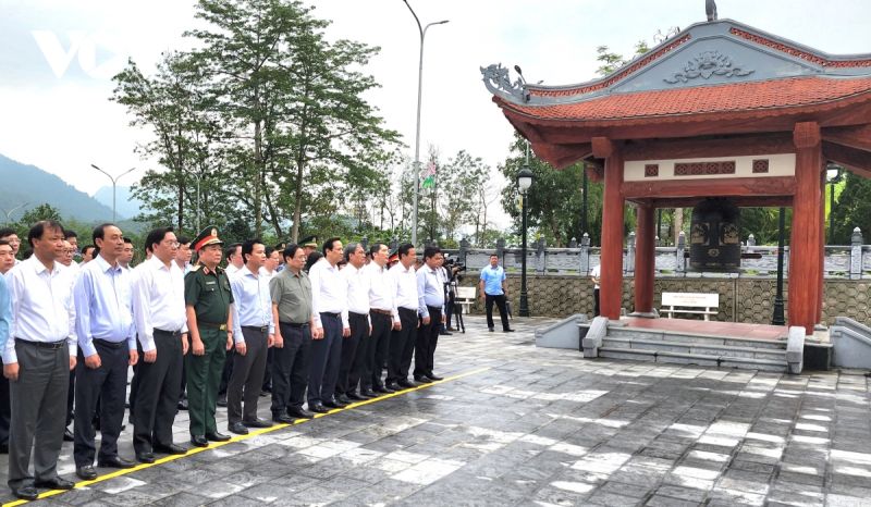 Thủ tướng Chính phủ Phạm Minh Chính cùng đoàn công tác đã dâng hương, dâng hoa tỏ lòng thành kính tưởng nhớ và biết ơn vô hạn các Anh hùng liệt sĩ