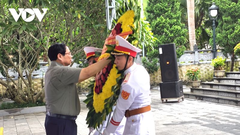 Thủ tướng đặt vòng hoa tại Nghĩa trang liệt sĩ Quốc gia Vị Xuyên, tỉnh Hà Giang