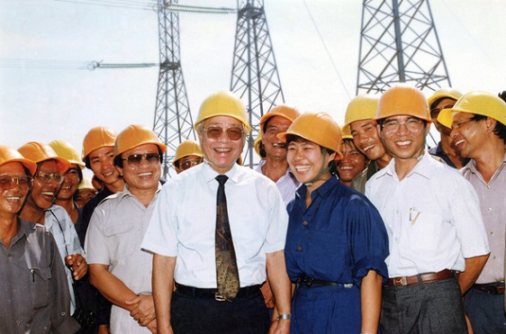 Thủ tướng Võ Văn Kiệt kiểm tra công tác dựng cột 500kV