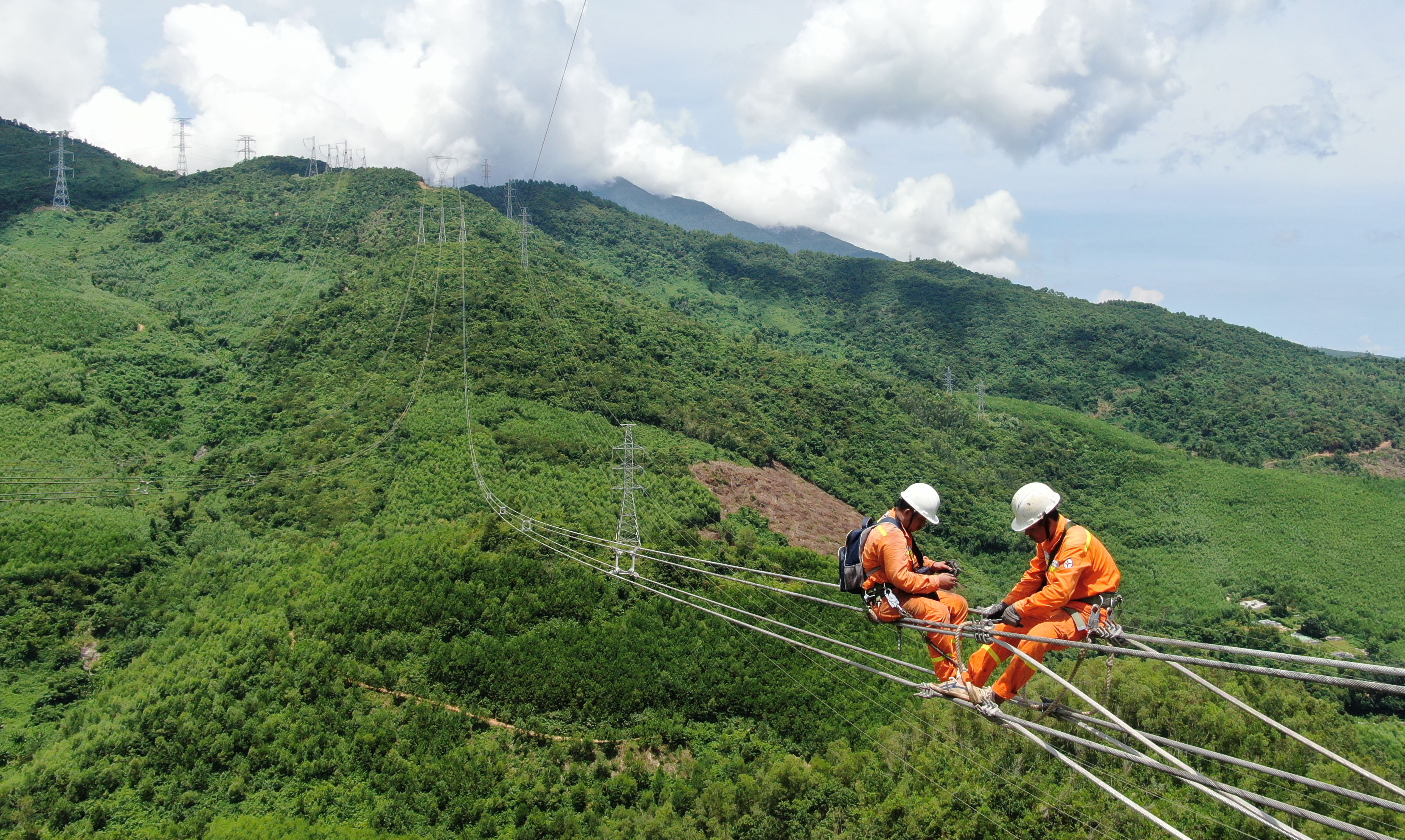 Công nhân Công ty Truyền tải điện 2 sửa chữa đường dây 500kV Bắc – Nam