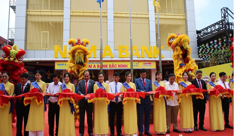 Phó Chủ tịch UBND tỉnh Ngô Tân Phượng cùng các đại biểu cắt băng khai trương Nam A Bank Bắc Ninh.