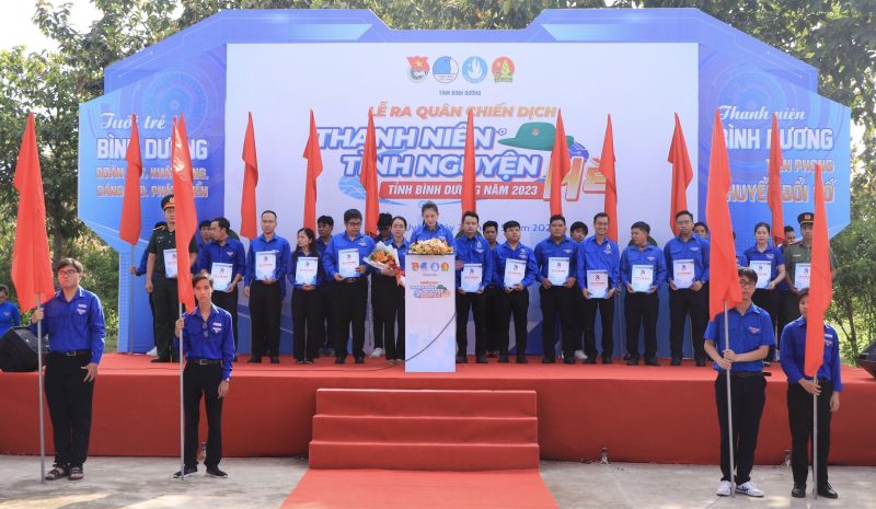 Chị Trần Thị Diễm Trinh, Bí thư Tỉnh đoàn Bình Dương phát động chiến dịch Thanh niên tình nguyện hè