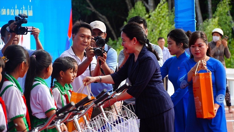 Phó Chủ tịch Nước Võ Thị Ánh Xuân và Quỹ Bảo trợ trẻ em đã trao 100 xe đạp Tiếp sức đến trường và 100 suất học bổng cho các em học sinh