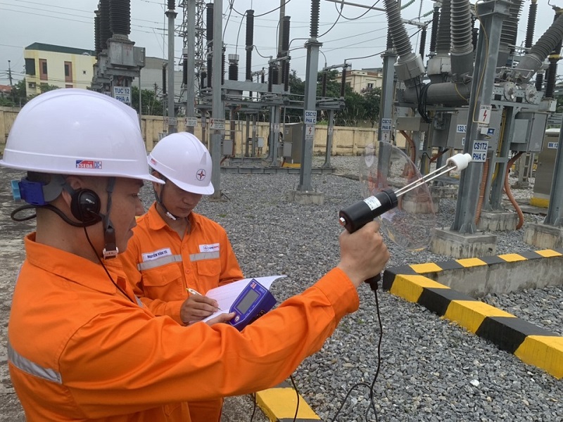 12 Công nhân Đội Quản lý vận hành lưới điện cao thế kiểm tra phóng điện cục bộ cầm tay (PD)