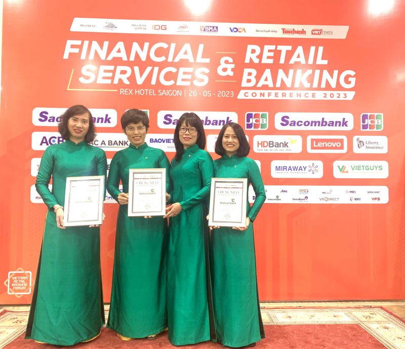 Bà Đoàn Hồng Nhung - Phó Giám đốc Khối Bán lẻ (thứ 3 từ trái sang) cùng các đại diện đơn vị Khối Bán lẻ Vietcombank đón nhận các giải thưởng của Diễn đàn Ngân hàng bán lẻ 2023