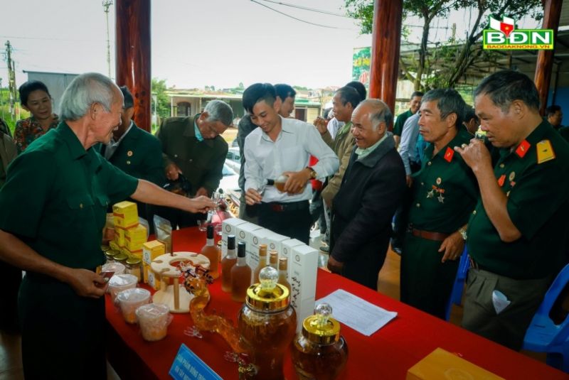 Thông qua các các dịp hội thảo trong, ngoài tỉnh, anh Trần Văn Hội đưa sản phẩm đông trùng hạ thảo giới thiệu nhiều hơn đến người tiêu dùng
