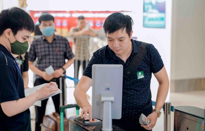 Hành khách tự nguyện làm thủ tục sinh trắc học tại sân bay Nội Bài.