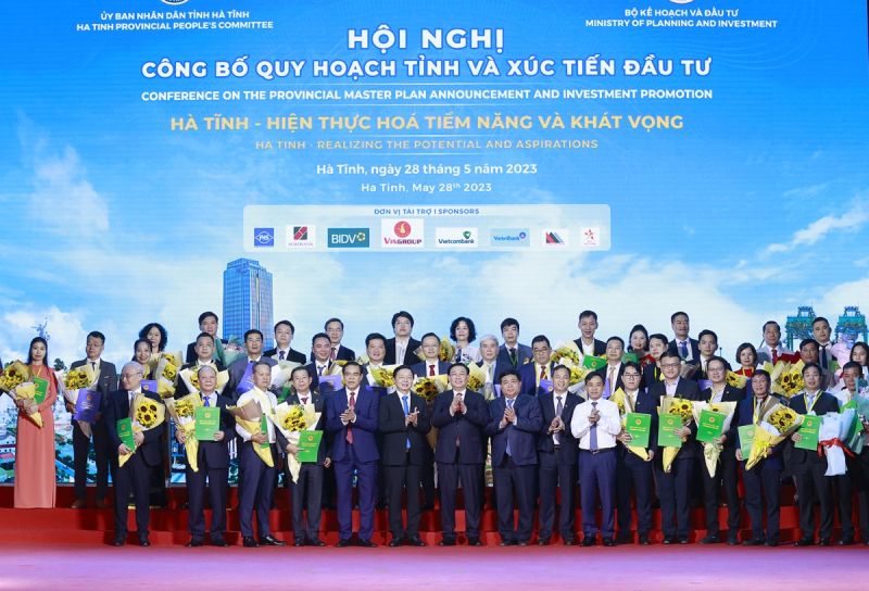 Chủ tịch Quốc hội và lãnh đạo tỉnh chụp ảnh cùng các nhà đầu tư, doanh nghiệp