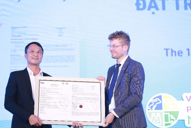 Ông Matthew Albon Crouch - Tùy viên Nông nghiệp (Vietnam, Indonesia, Singapore), Đại sứ quán Anh, đại diện Viện tiêu chuẩn Anh Quốc (BSI) trao chứng nhận trung hòa carbon cho lãnh đạo nhà máy sữa Vinamilk tại Nghệ An