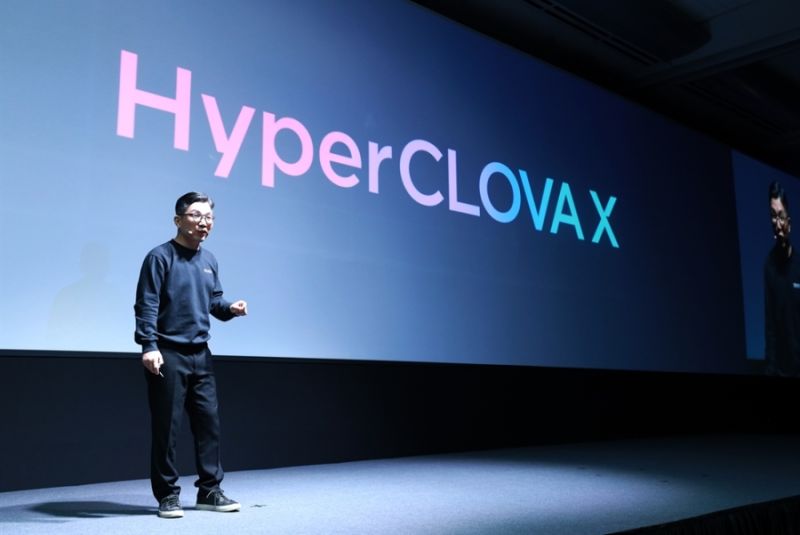 Kim Yu-won, CEO của bộ phận trí tuệ nhân tạo Naver Cloud của Naver, giới thiệu công cụ siêu AI HyperClova X của Naver tại một sự kiện ở Seoul hồi tháng 2. Ảnh: Naver