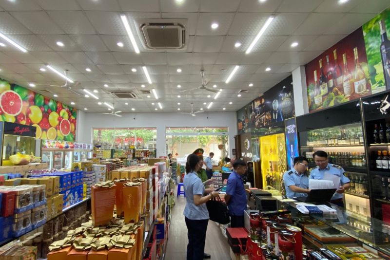 Lực lượng Quản lý thị trường phối hợp kiểm tra một hộ kinh doanh trên địa bàn thành phố Bắc Giang