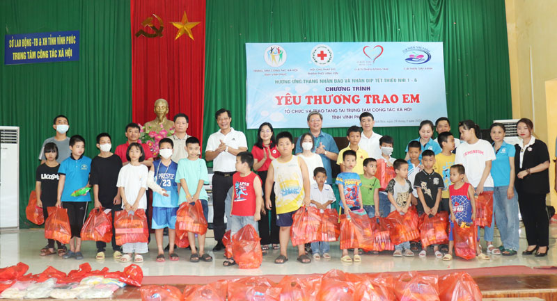 Vĩnh Phúc: TP Vĩnh Yên với chương trình “ Yêu thương trao em”