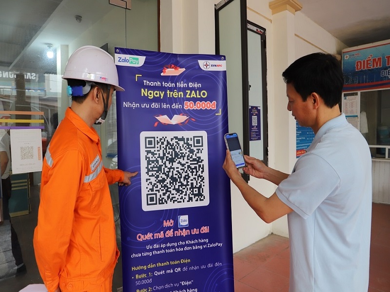 CBCNV PC Vĩnh Phúc hướng dẫn khách hàng thanh toán tiền điện qua quét mã QR trên Zalo