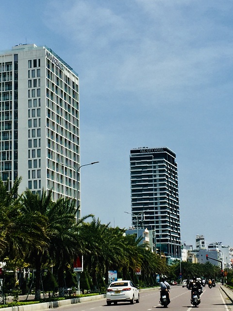 Các công trình khách sạn, lưu trú ở Bình Định ngày càng phát triển khang trang, hiện đại, thu hút du khách. Trong ảnh: Một góc công trình khách sạn, lưu trú trên đường An Dương Vương, TP Quy Nhơn.