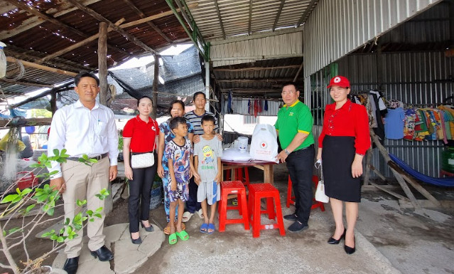 Gia đình anh Trần Văn Cọp vui mừng nhận quà từ Nutifood và Hội Chữ Thập đỏ tỉnh Kiên Giang