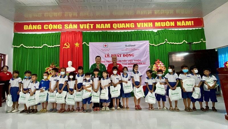 Nutifood trao sữa cho các học sinh tại trường Tiểu học Nguyễn Thị Lang, huyện Bình Đại, tỉnh Bến Tre ngày 26/5